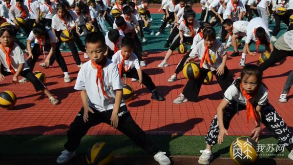 和你在一起·萤火虫操场：新球场来了！马垫小学变了样