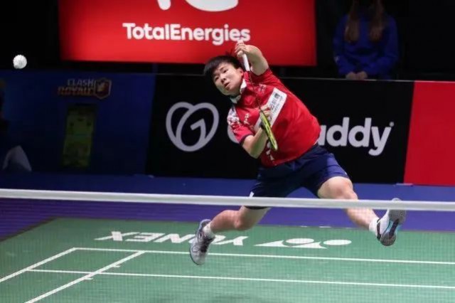 国羽尤伯杯夺冠何冰娇,何冰娇苏迪曼杯球拍