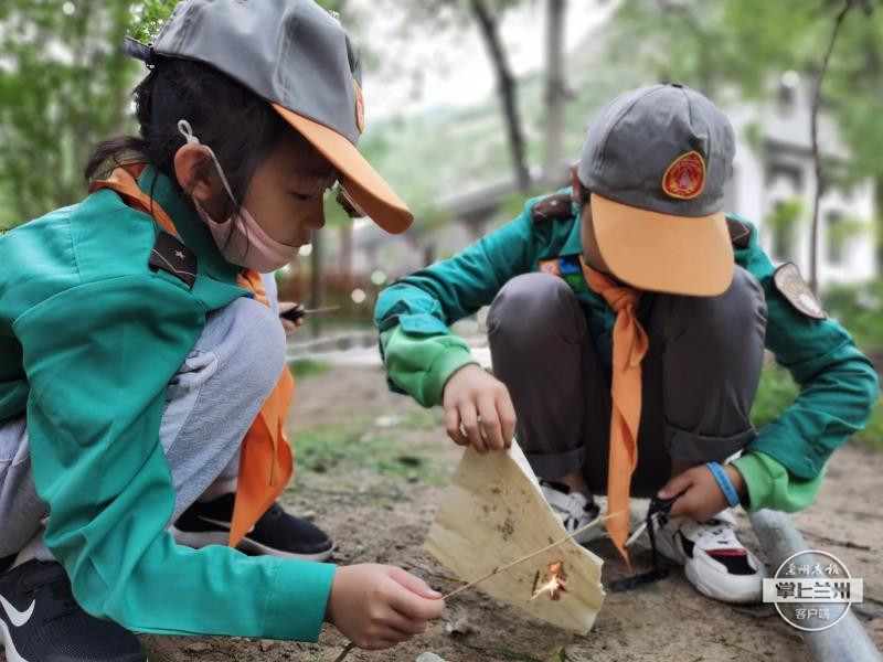 野外生存课展示野外生存技巧,野外生存技能培训班