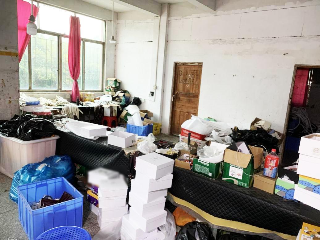 广州警方抓获假冒名牌包,广州查获假冒皮具