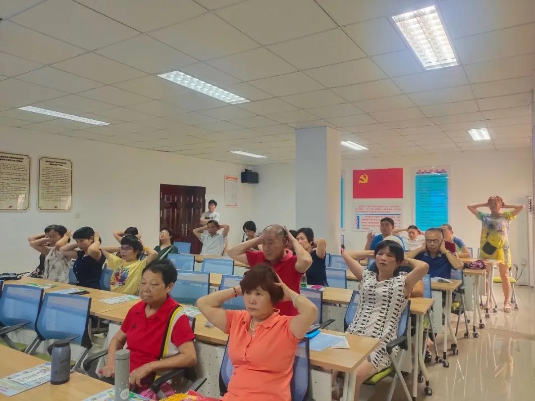 园博社区开展“颈椎病预防与治疗”健康知识讲座