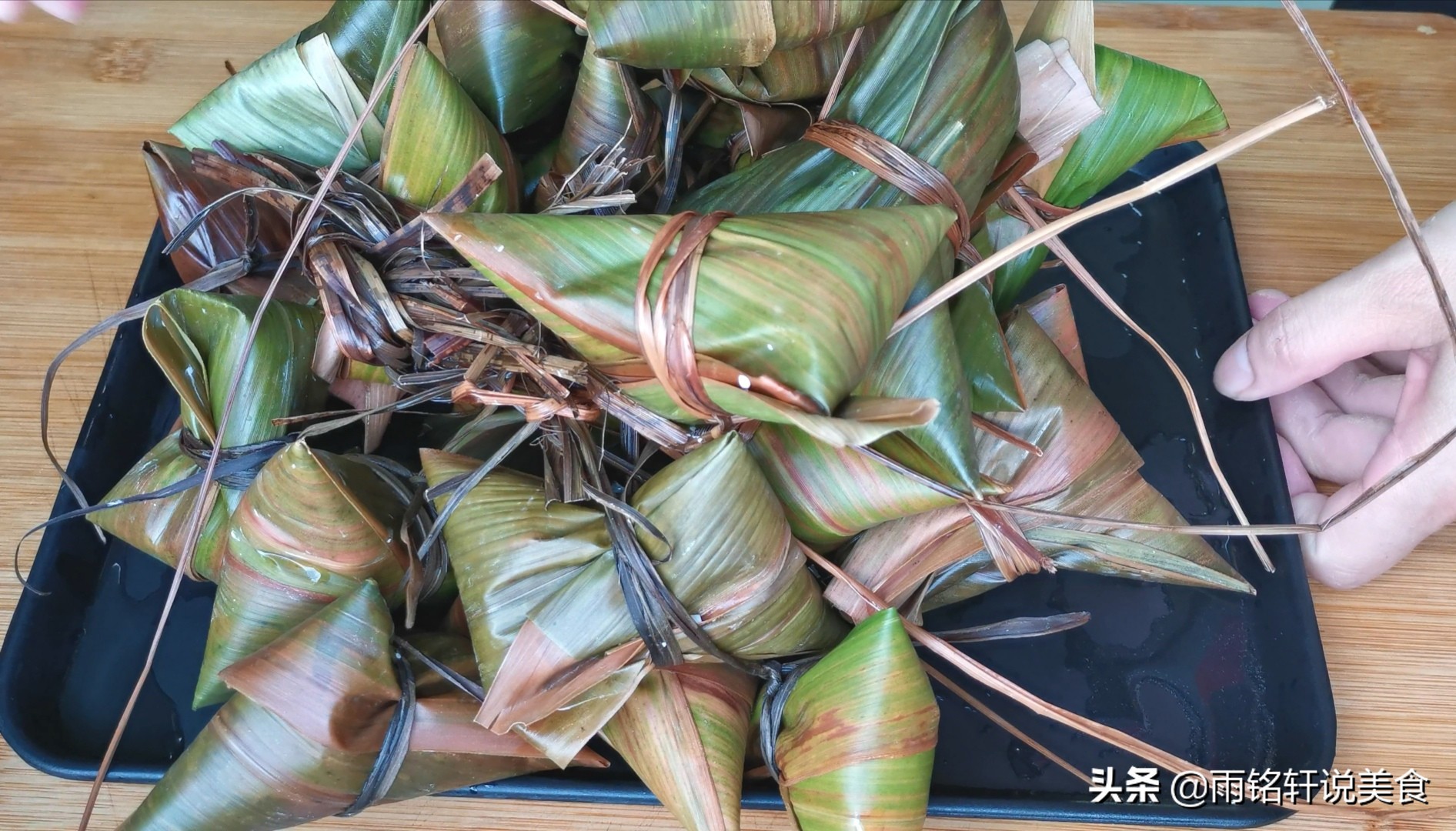 手把手教你包肉粽子，还不会的都看看，学会包给家人吃，咸香软糯