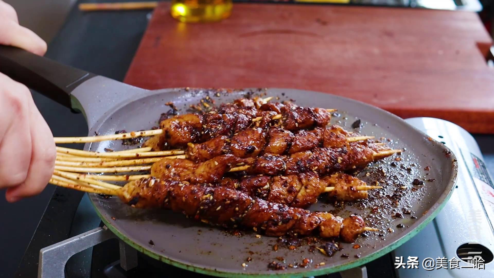 自制烤面筋:半斤粉能做30串,劲道麻辣,在家轻松实现面筋自由