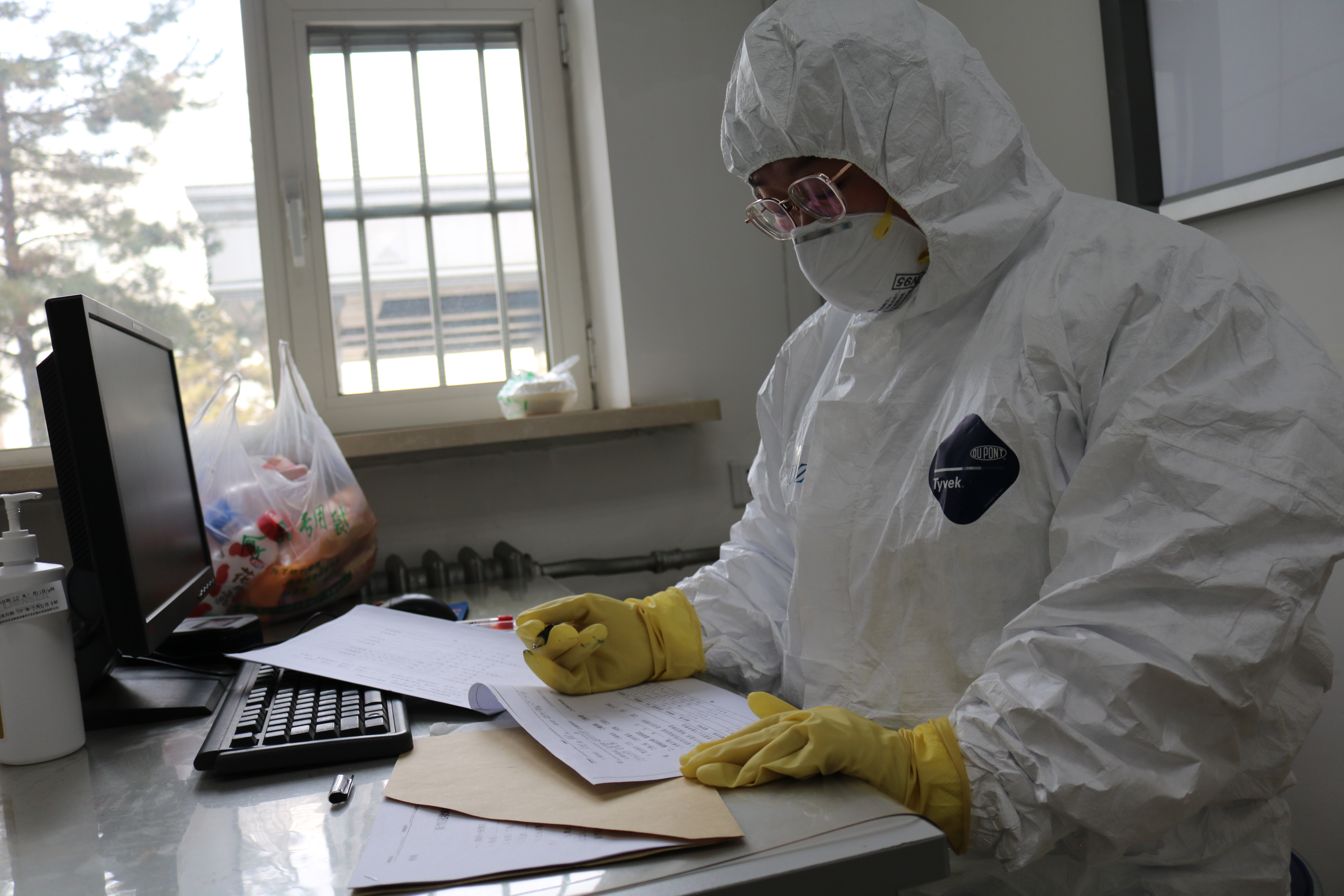 一线防控人员冲锋在前,一线医护人员及疫情防控人员