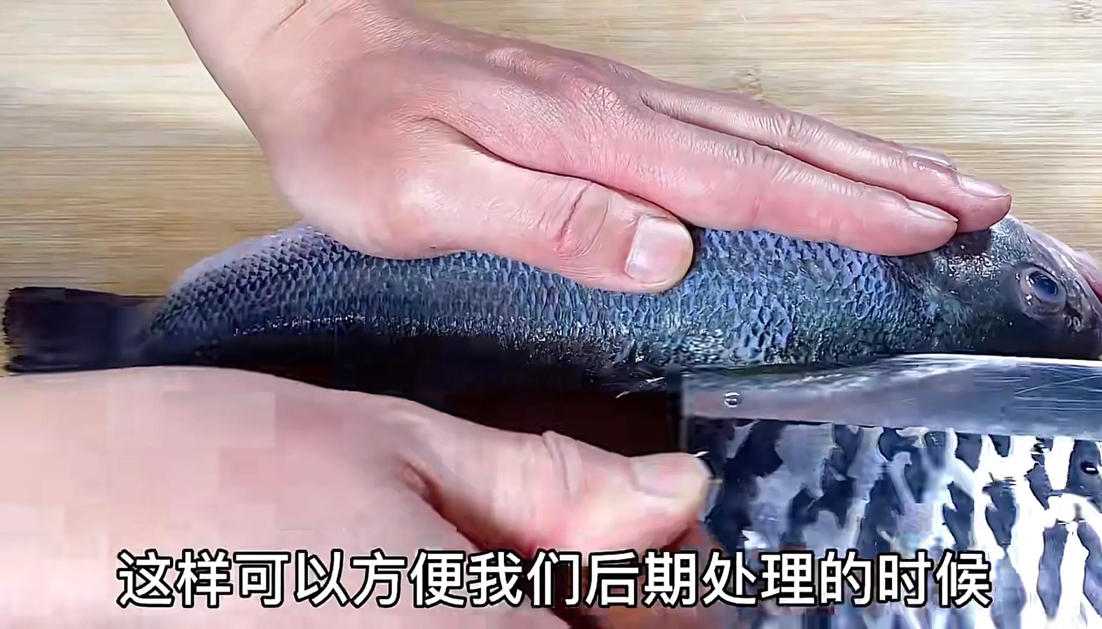 做清蒸鱼时万万不可放盐和料酒,清蒸鱼最忌放盐和料酒