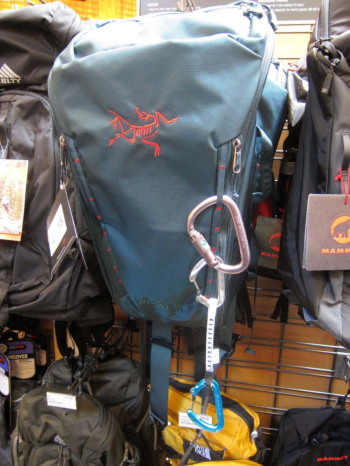 始祖鸟和猛犸象硬壳怎么选,arcteryx始祖鸟真假对比