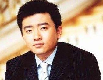 从央视名嘴到阶下囚，服刑六年仍被网友期待回归，芮成钢有何魅力