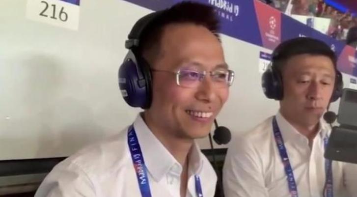 利物浦队长亨德森举起冠军杯,利物浦英超夺冠亨德森克洛普