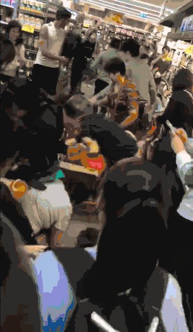 墨尔本华人区9秒视频：大爷大妈用身体扑倒补货车，老外全懵了！