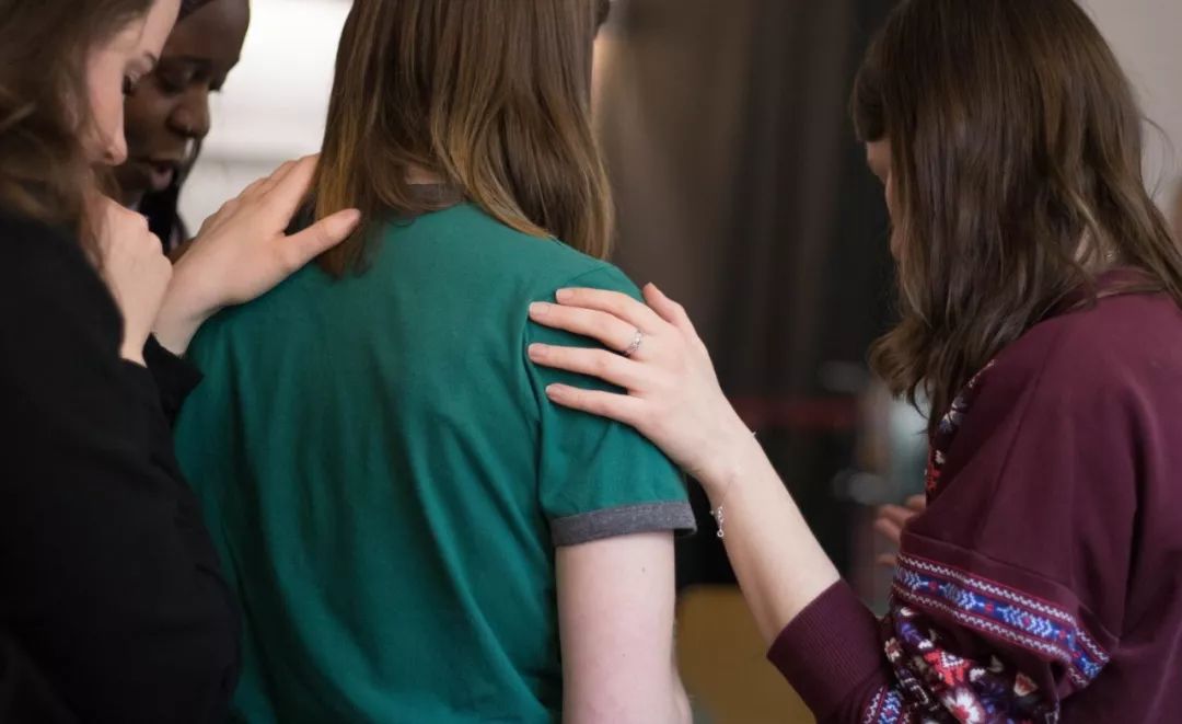 朋友相处的最高境界,是甘于做绿叶