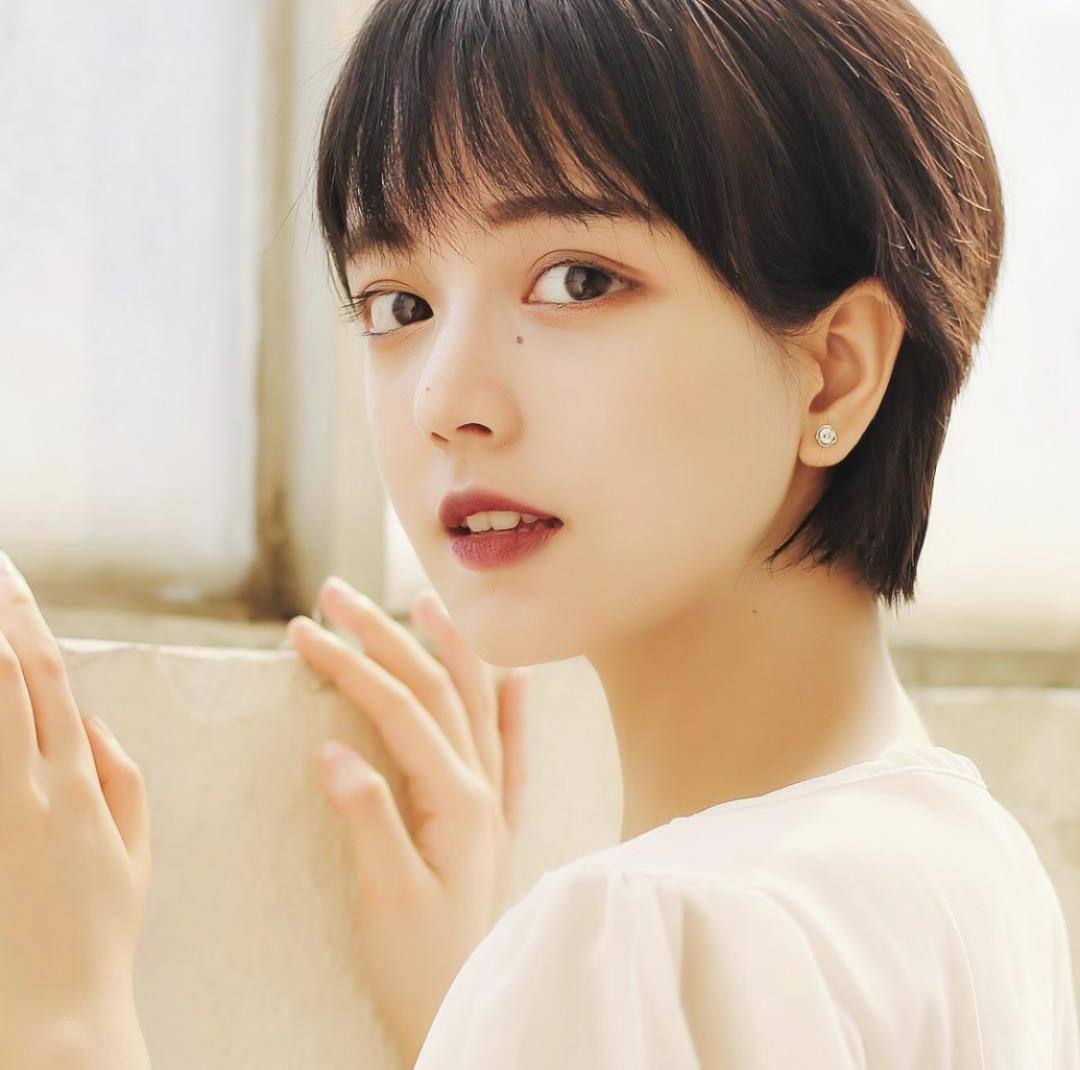 2021网红爆款发型短发戴狗啃刘海,头发2020流行发型显脸小