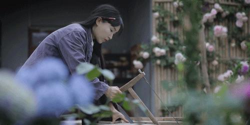 用废弃木床做书架,多功能流觞曲水桌