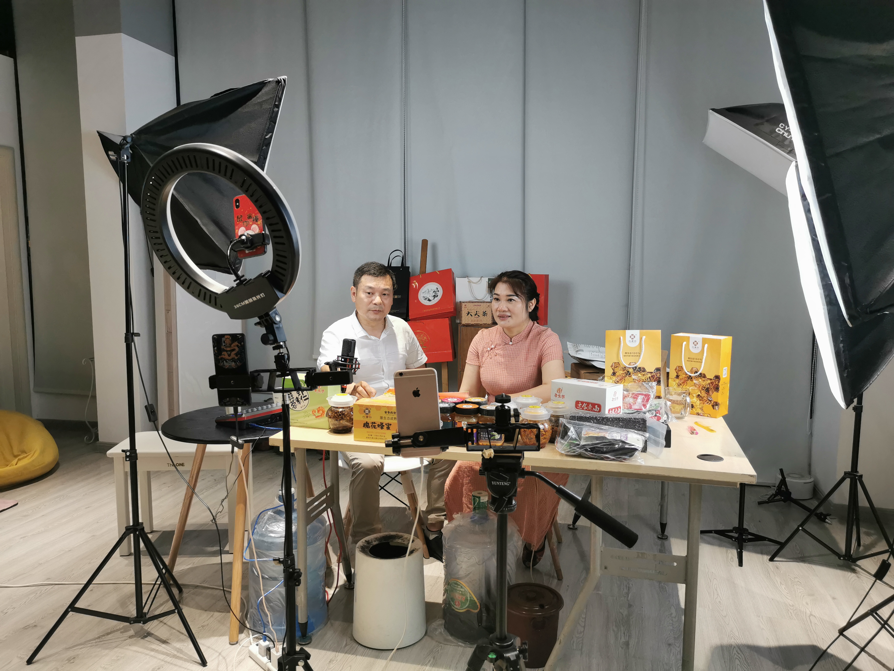 买5部手机注册5个微信号，常德女“村播”组团助农，滞销农产品成“网红”