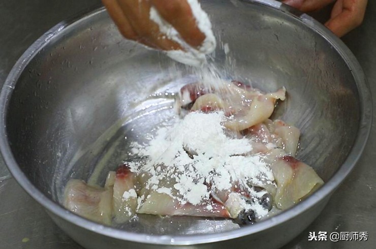 吃鱼时怎样做鱼肉嫩滑,鱼肉怎么过油