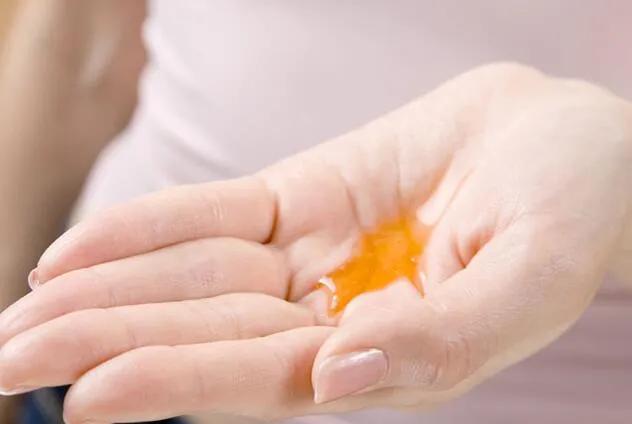 如何染发后头发不干枯毛躁,头发干枯毛躁怎么变柔顺不用发膜