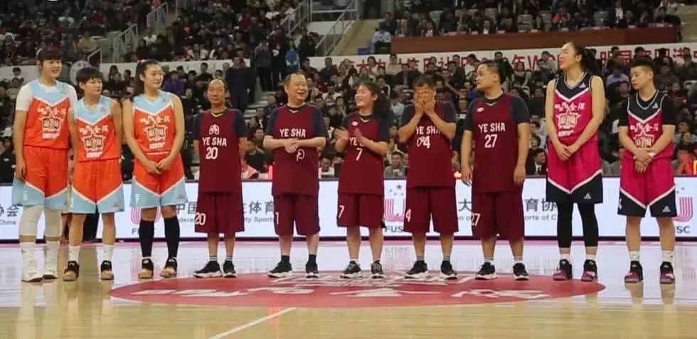 惊动央视,姚明都来致敬。他“一个人”组成篮球队后,打败了死神