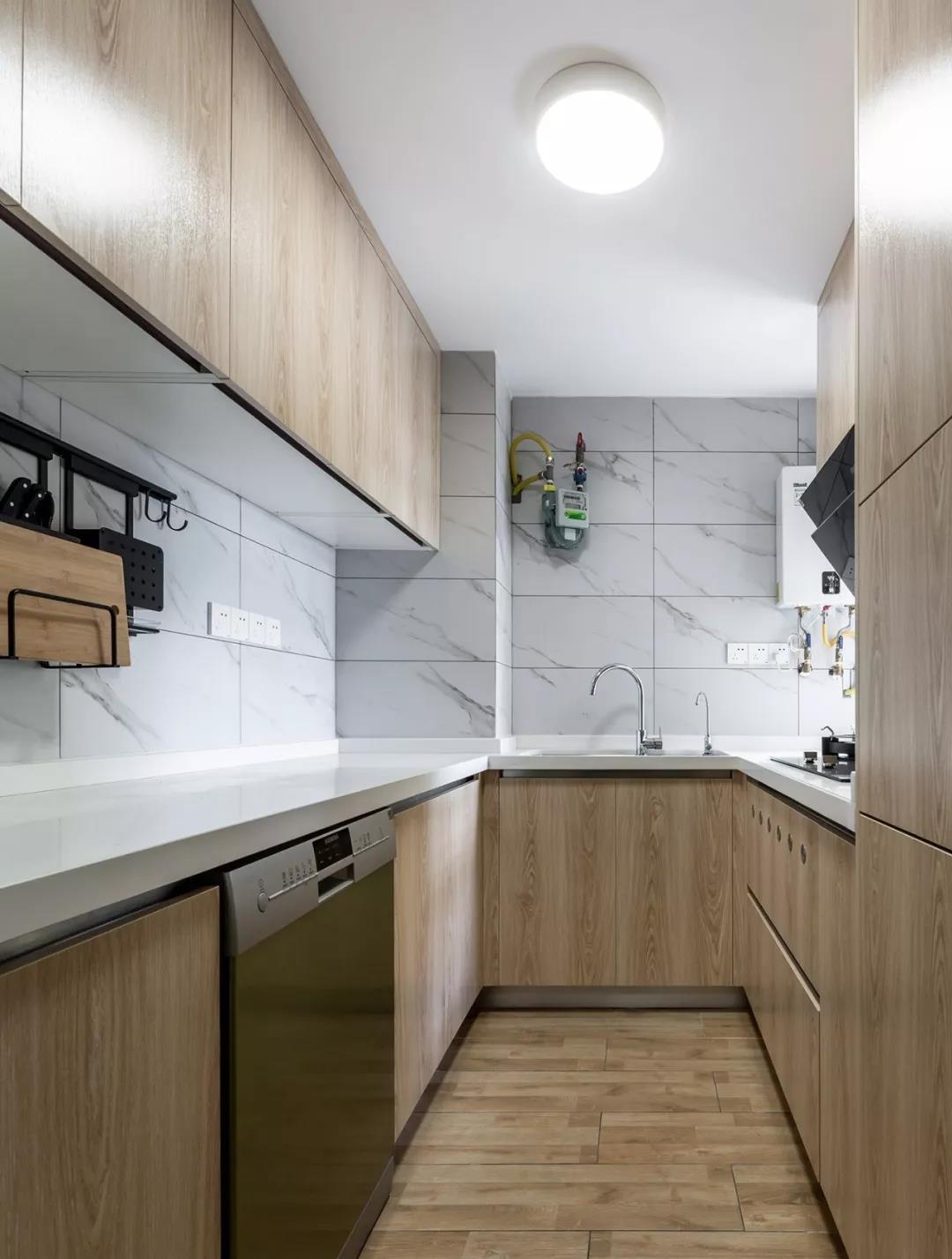 客厅玄关放冰箱的设计,客厅放嵌入式冰箱怎么设计