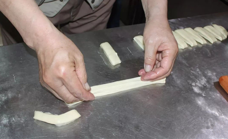 早餐面食技术培训油条配方,早餐店油条做法和配方的全过程