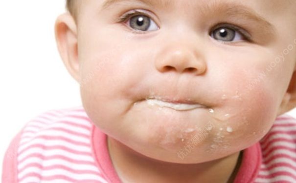 宝宝吐奶的原因及解决办法8个月,如何解决一个月宝宝吐奶现象