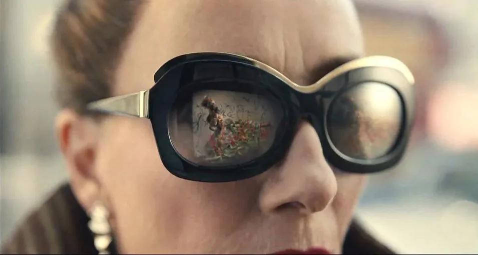 这美人一发疯，又是热搜混战