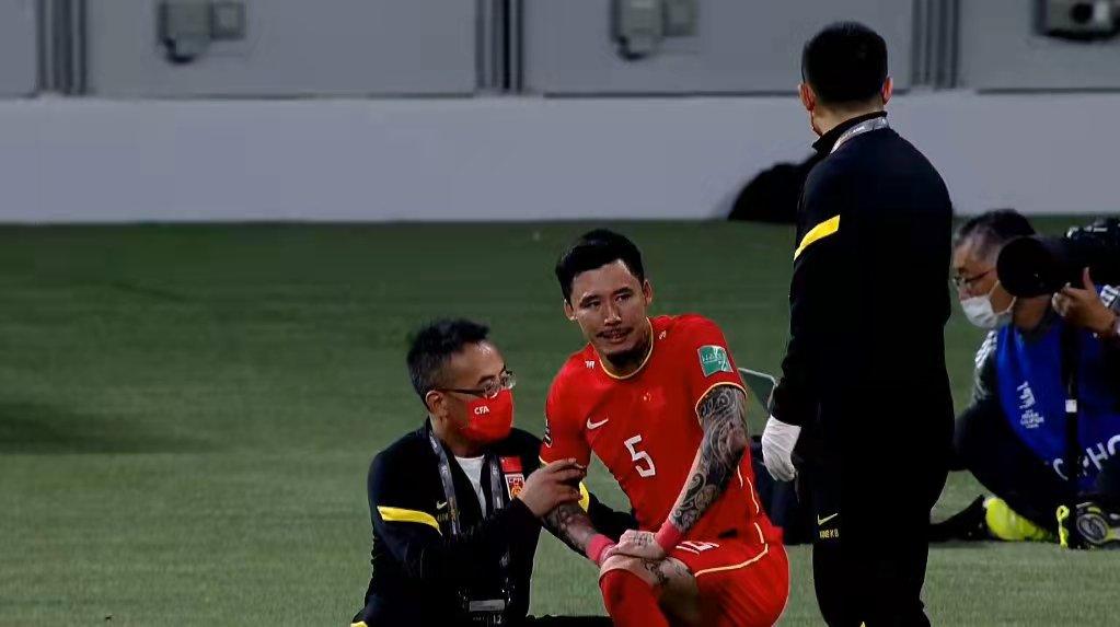 国足2战伤6人，队医“黄一摸”难辞其咎！李铁任人唯亲让人心寒