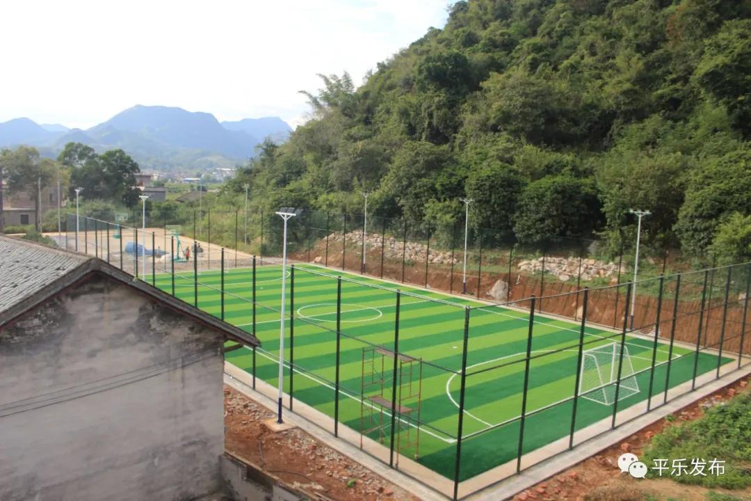 走踢足球这条路要去哪个学校,临桂哪里有踢足球的地方
