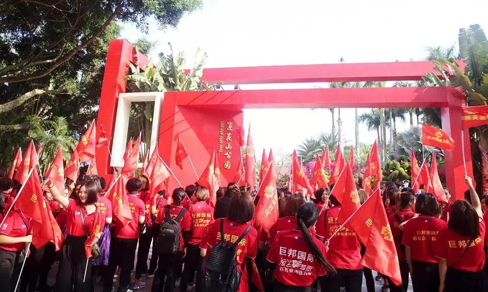 巨邦清明献花丨人间四月无心芳菲，上山看总设计师改革大步豪迈