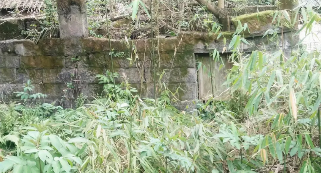 八九十年代的老瓦房,长年无人居住,确权登记时户主该写谁的名字