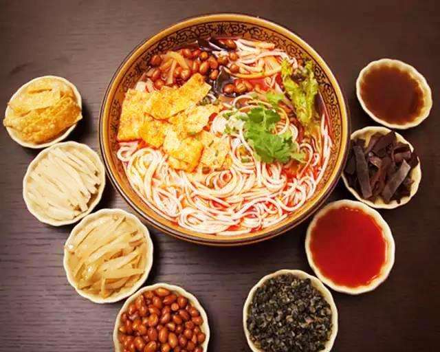 螺狮粉狂热分子：“臭”名远扬的螺狮粉，为何能让*欲人**罢不能