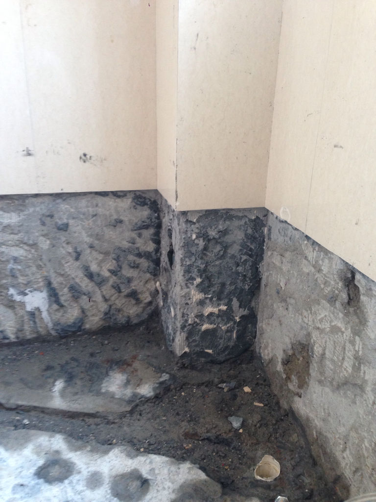 卫生间瓷砖墙壁破裂渗水怎么处理,卫生间渗水要敲瓷砖补吧