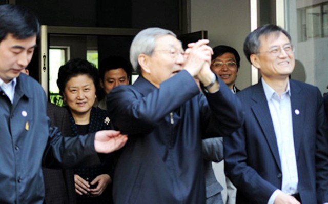 *镕基朱**总理的五戒：不题词、不受礼、不吃请、不剪彩、不批条子