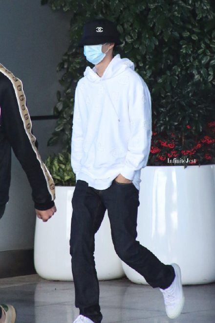 王一博解约乐华娱乐了吗,王一博新品曝光