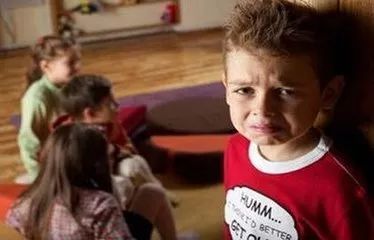 孩子不合群如何提高他的社交力,孩子在幼儿园不合群怎么办