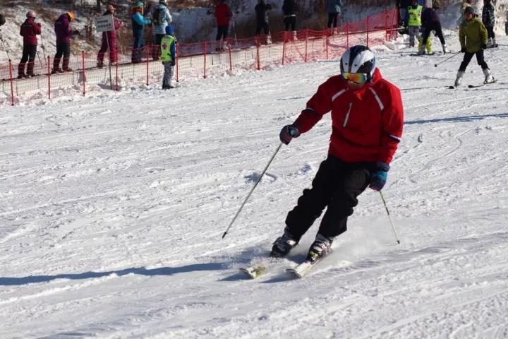 怪坡滑雪场最新视频,怪坡滑雪场今天人多不