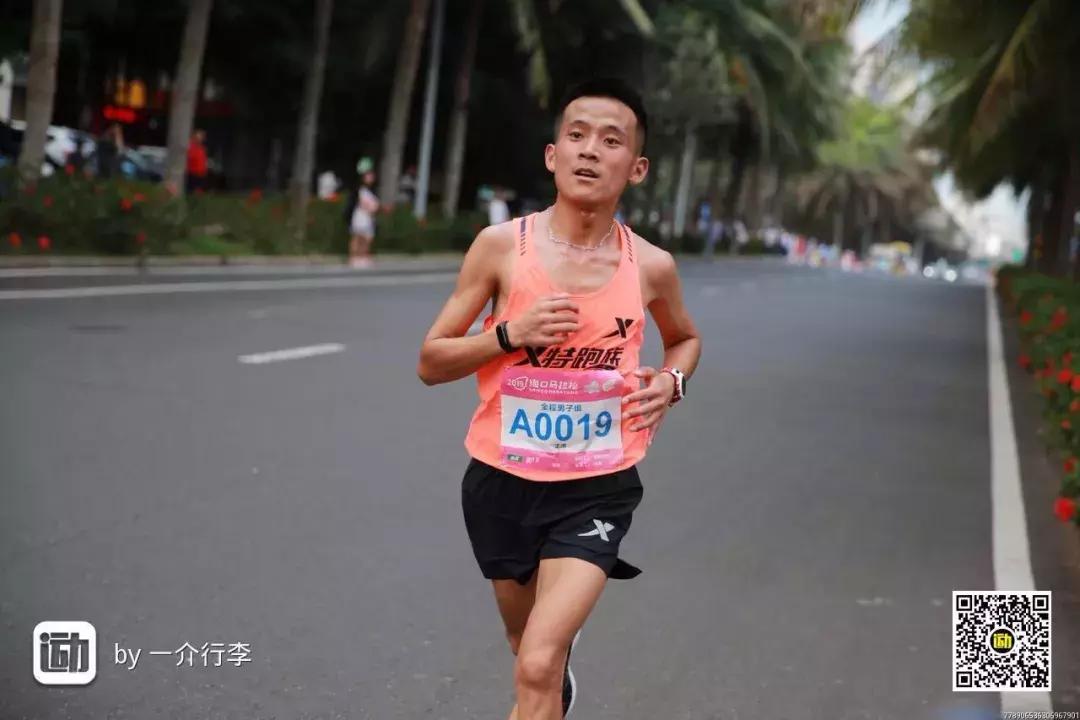 0.01秒绝杀黑人，3周夺4冠拿4万奖金，这个大学生太厉害