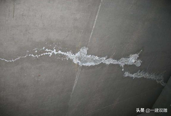 混凝土表面起灰怎么回事,混凝土表面起白碱