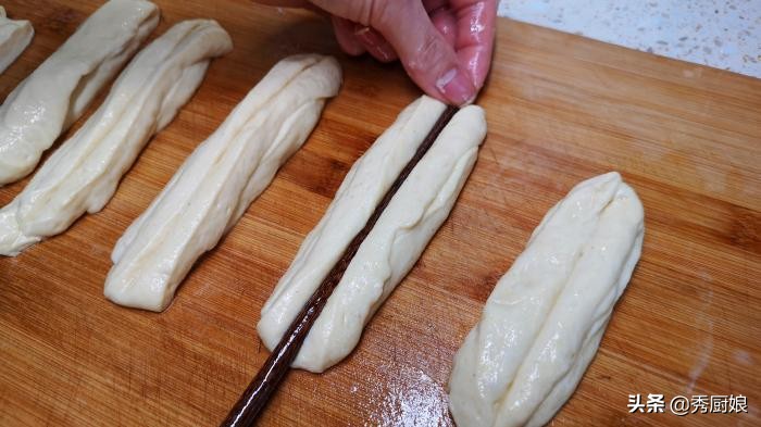 炸蓬松酥脆油条到底加不加酵母,炸油条要怎么发面才能炸出油条来