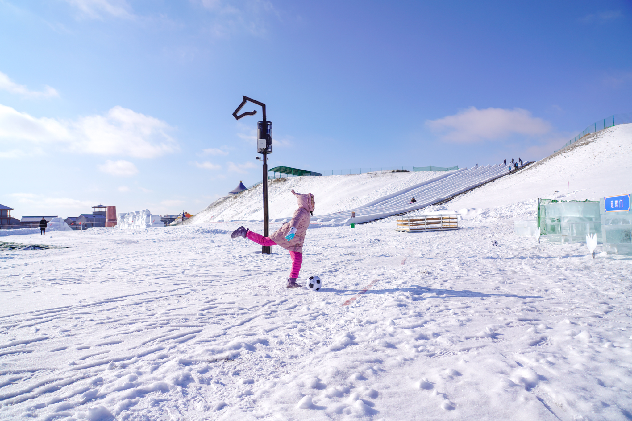 美也声声马鸣，冰雪晶莹！壮哉辽阔草原，新岁康安