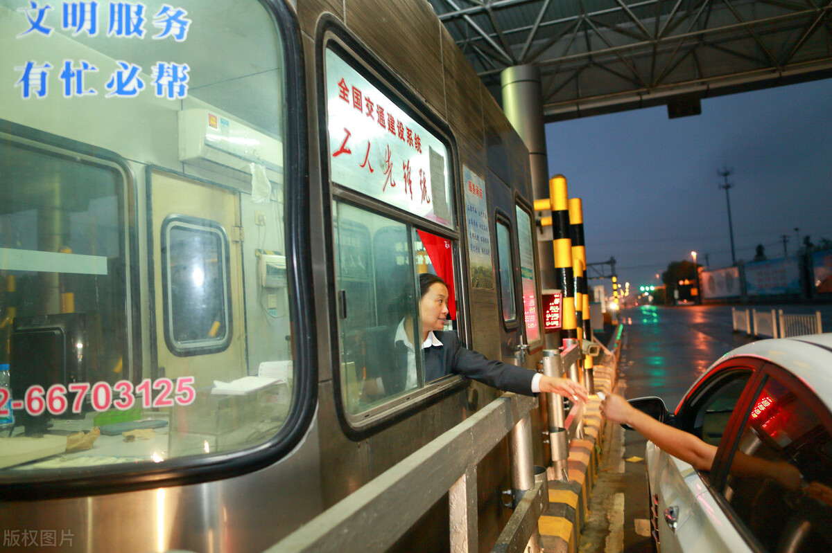 高速上在服务区睡一夜收费吗,在高速服务区睡一天会多收钱吗