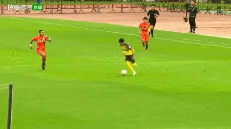 泰山队与广州队的比赛中,裁判一个“双标”判罚打脸央视解说员