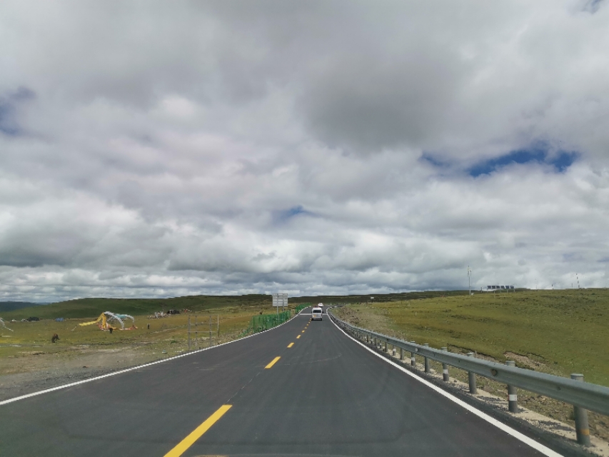 雅江到稻城香格里拉镇多少公里,理塘到稻城香格里拉镇