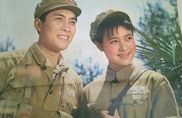 唐国强的两段婚姻：原配35岁除夕夜自杀，娶小12岁壮丽，今很幸福