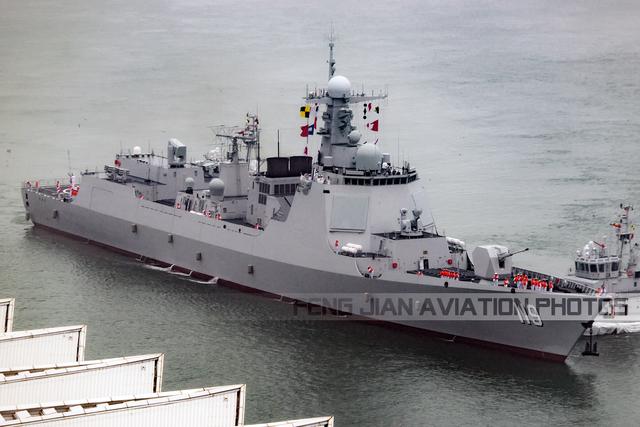 4艘万吨大驱同时开工尽显霸气,船厂两大船同时出坞