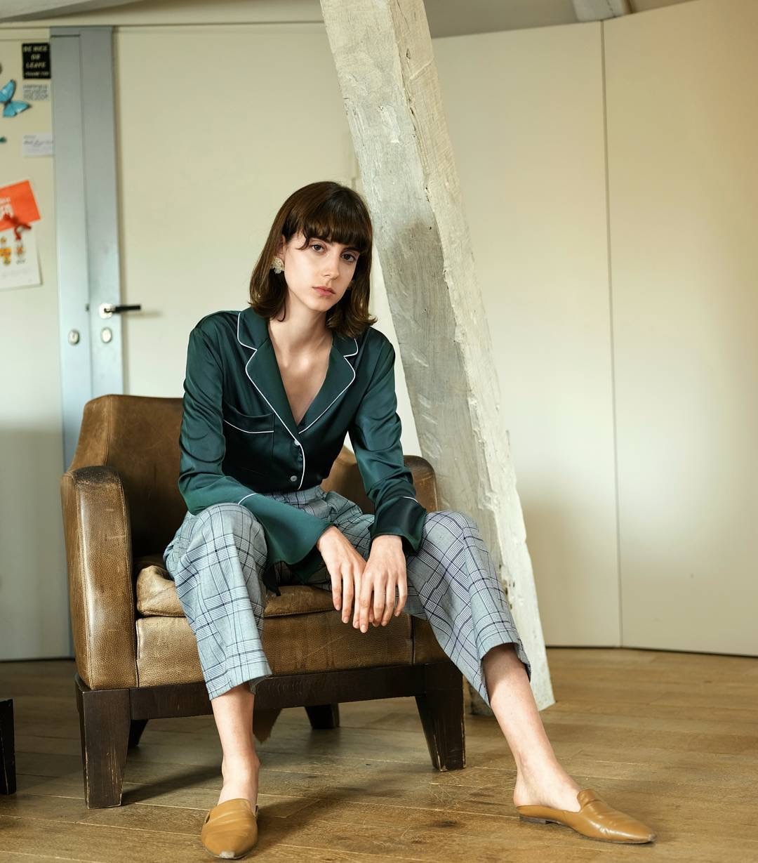 2022新款连衣裙洋气网红爆款绿色,绿色碎花连衣裙搭小白鞋还是高跟