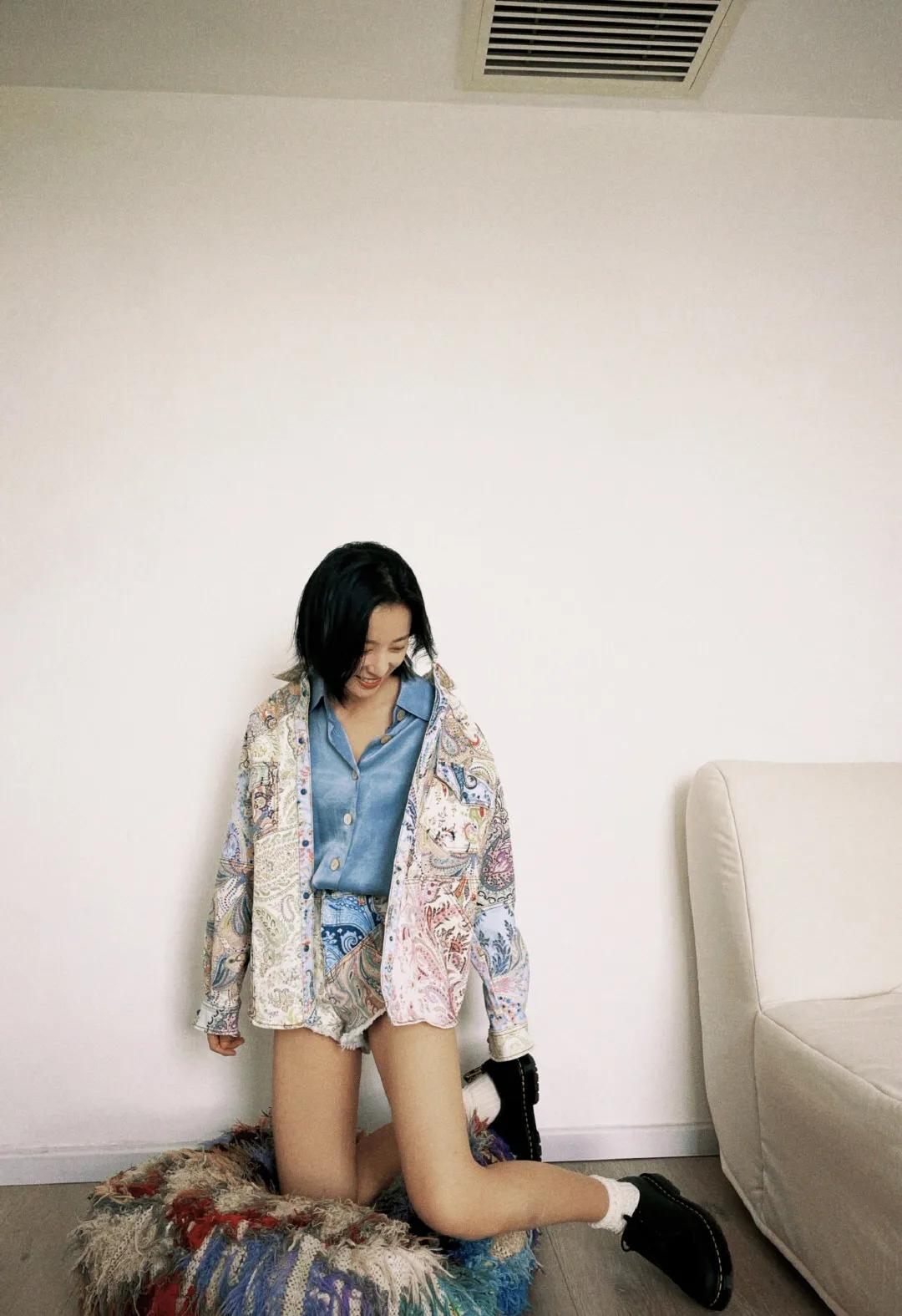 杨幂穿连体短裤时尚大片,杨幂现身粉色风衣配短裤