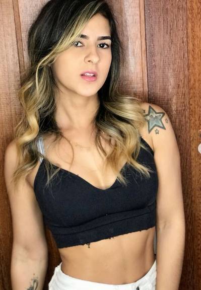 塔利斯卡与新欢PK球技！歌手女友秀胸部停球被老公穿裆过人很生气