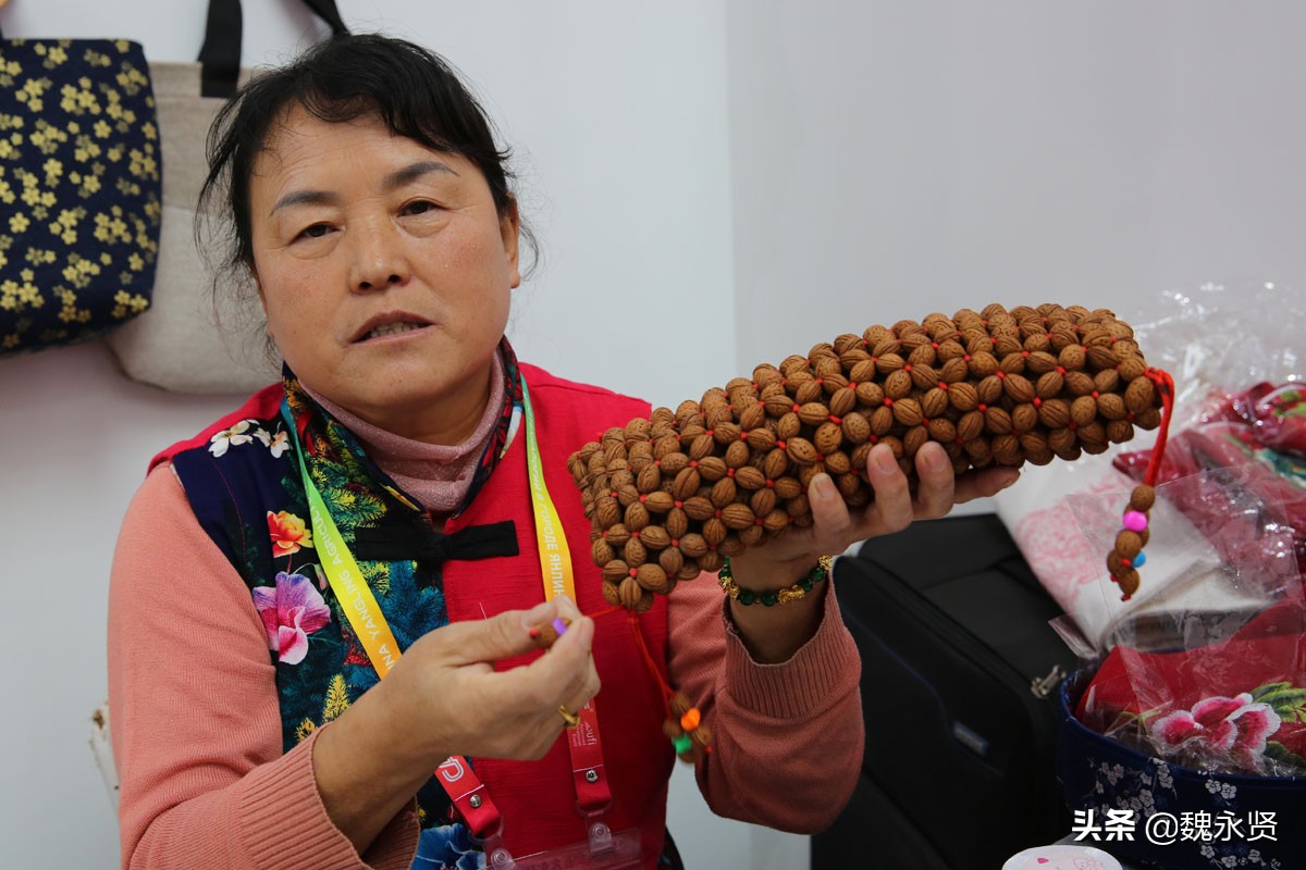 陕北绣娘连续11年赶农高会：一双生肖鞋垫绣一周，卖480元