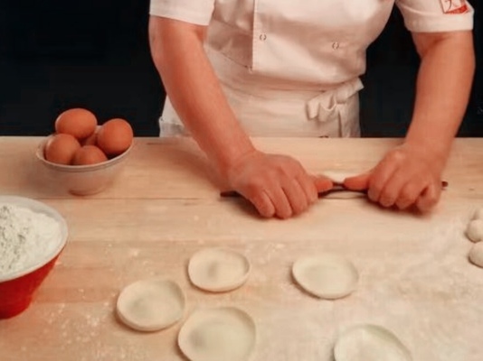 面粉怎么选包饺子选什么面粉,面粉包饺子不破皮添加什么