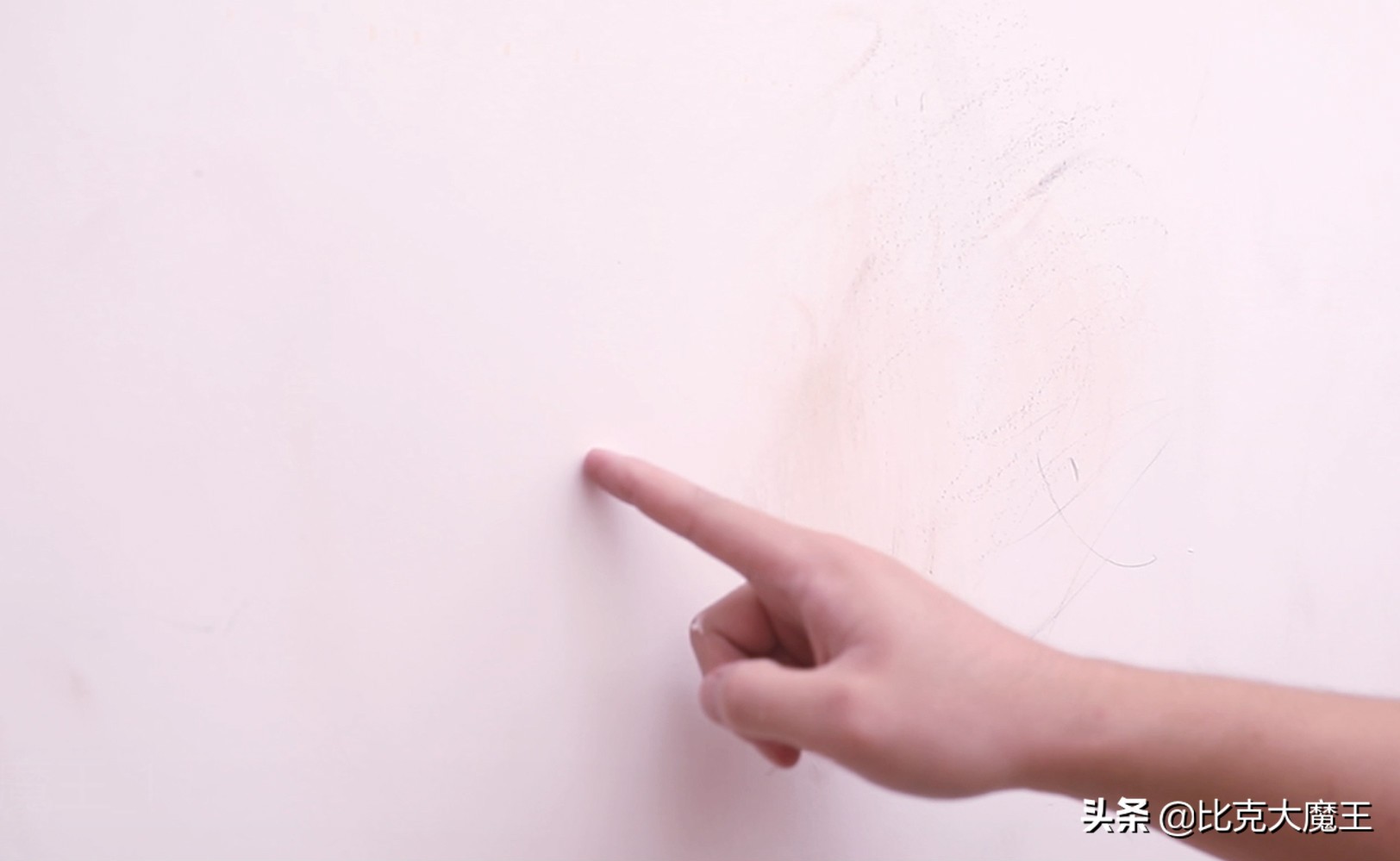 白墙脏了不用重新刷,墙壁上抹一点,简单擦一擦就干净,省力省事