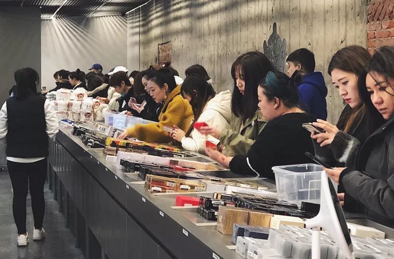 排队1小时逛HARMAY話梅后，顾客给了差评